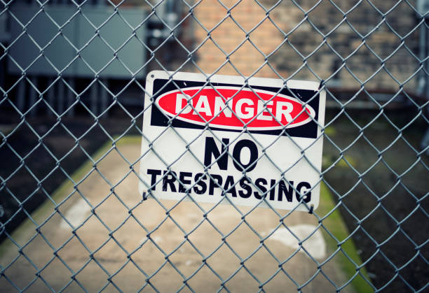 istock View of no trepassing sign 1218827630