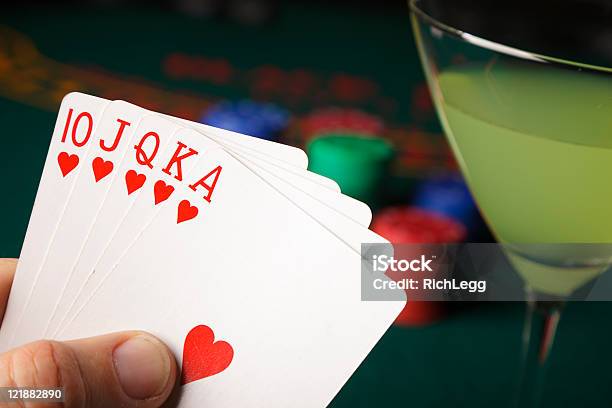 Флешрояль — стоковые фотографии и другие картинки Азартные игры - Азартные игры, Алкоголь - напиток, Большой палец руки