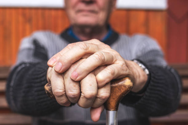 歩く杖を手に持つ先輩 - human hand aging process senior adult cane ストックフォトと画像