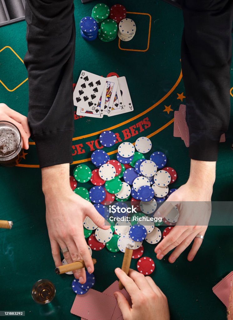 Primer plano de manos del jugador de póker - Foto de stock de Despedida de soltero libre de derechos