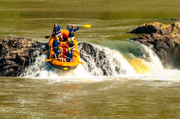 grupo de amigos fazendo rafting em um barco inflável nas corredeiras do rio itajaí-açu, na cidade de apiúna, em santa catarina. um dos melhores rios do brasil para praticar esse esporte - teamwork oar achievement sports team - fotografias e filmes do acervo