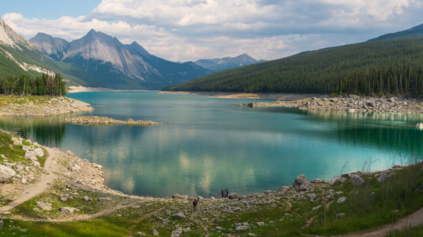 lago di medicina, jasper, canada - lago maligne foto e immagini stock