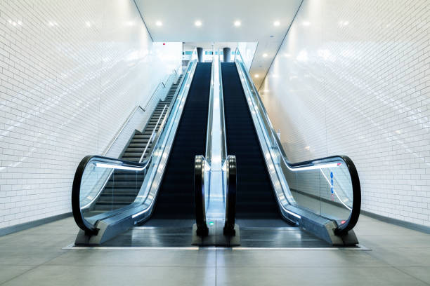 пустые эскалаторы, лондон, эффект covid-19 - railroad station escalator staircase steps стоковые фото и изображения