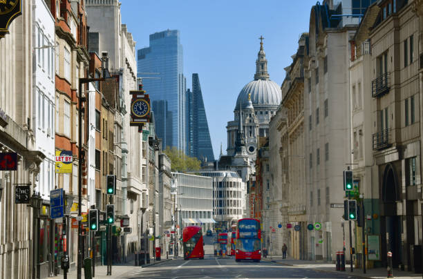 ロンドンのフリートストリート - bus taxi london england double decker bus ストックフォトと画像