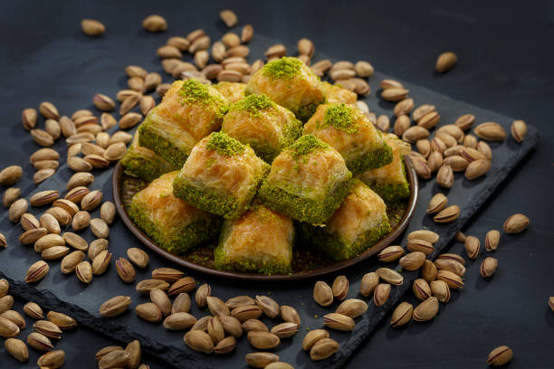 pistacchio al forno turco e baklava al pistacchio - baklawa foto e immagini stock