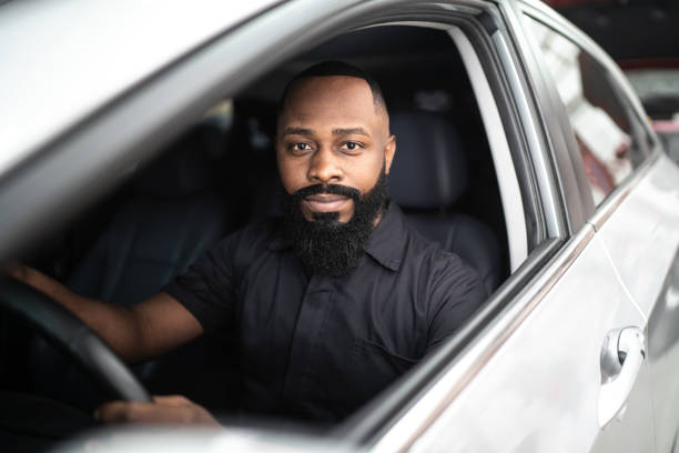 portret afrykańskiego mężczyzny w samochodzie - auto repair shop customer auto mechanic mechanic zdjęcia i obrazy z banku zdjęć