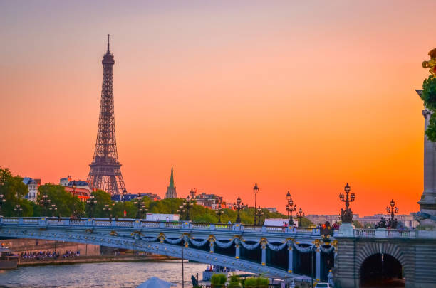 vista do pôr do sol da torre eiffel, ponte de alexandre iii e rio sena em paris - paris france panoramic seine river bridge - fotografias e filmes do acervo