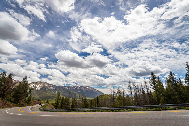 idaho state route 75 - sawtooth national recreation area stock-fotos und bilder