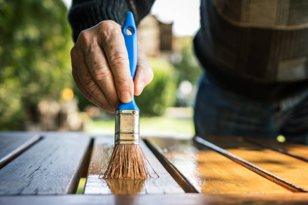 artigiano pittura tavolo in legno - brushing paint house painter human hand foto e immagini stock