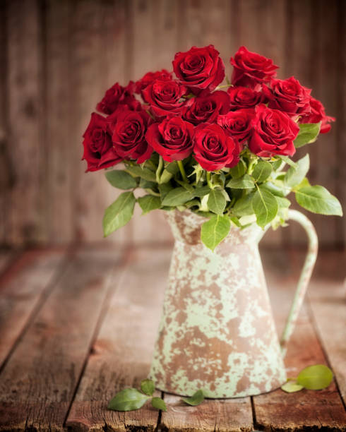 ヴィンテージ赤いバラ - rose dozen roses vase red ストックフォトと画像