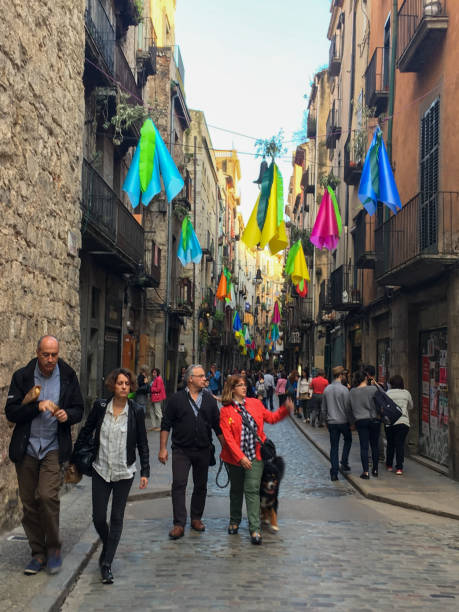 ludzie idący ulicą 16.05.2018 girona, hiszpania - unrecognizable person human face large group of people crowd zdjęcia i obrazy z banku zdjęć