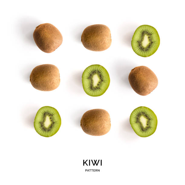 modèle sans couture avec kiwi. fond abstrait tropical. fruit de kiwi sur le fond blanc. - kiwi photos et images de collection