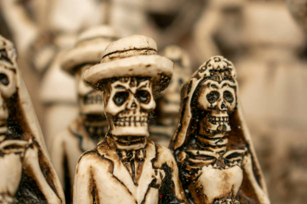 멕시코 의상을 입은 카테리나와 카트리나 칼라베라 가르반세라의 피규어 신랑과 여자친구는 죽은 자의 축제 기간 동안 멕시코 문화의 죽음과 아이콘을 표현한 것입니다. - day of the dead mexico bride human skeleton 뉴스 사진 이미지
