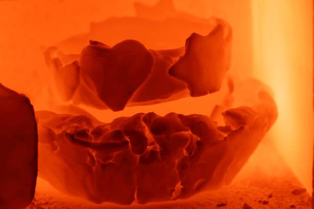 светящаяся керамика во время процесса сжигания в печи - kiln ceramic ceramics fire стоковые фото и изображения