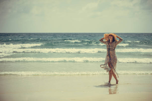 Vestido Largo De Playa - Banco de fotos e imágenes de stock - iStock Vestido Largo De Playa - Banco de fotos e imágenes de stock - iStock