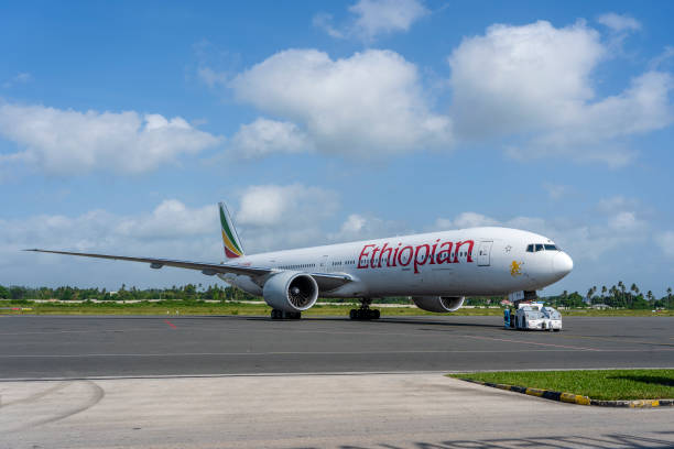 flugzeug der ethiopian airlines auf dem internationalen flughafen sansibar, tansania, afrika - cockpit airplane commercial airplane boeing stock-fotos und bilder