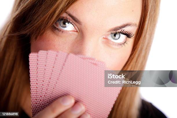 Joven Mujer Con Naipes Foto de stock y más banco de imágenes de Carta - Naipe - Carta - Naipe, Fondo blanco, 20 a 29 años