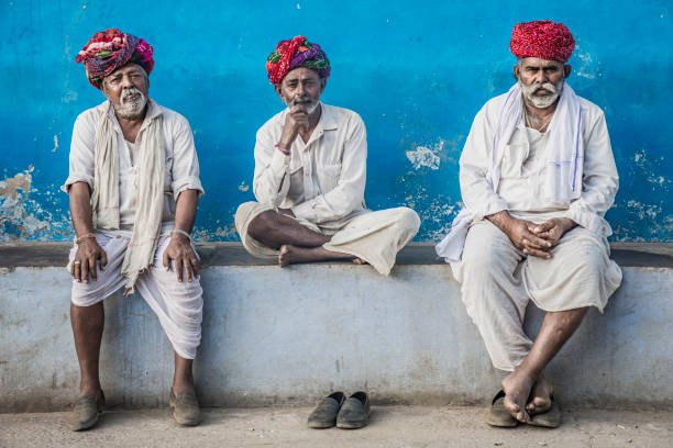 세 명의 라자스탄 친구 - shoe men indian culture indian ethnicity 뉴스 사진 이미지