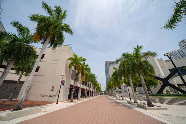 il campus del miami dade community college nel centro di miami fl usa è stato chiuso a causa dell'epidemia di coronavirus covid 19 - miami dade foto e immagini stock