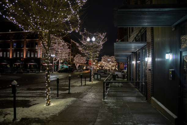 holiday lights erhellen im dezember das alte marktviertel der innenstadt von omaha - omaha nebraska nebraska night downtown district stock-fotos und bilder