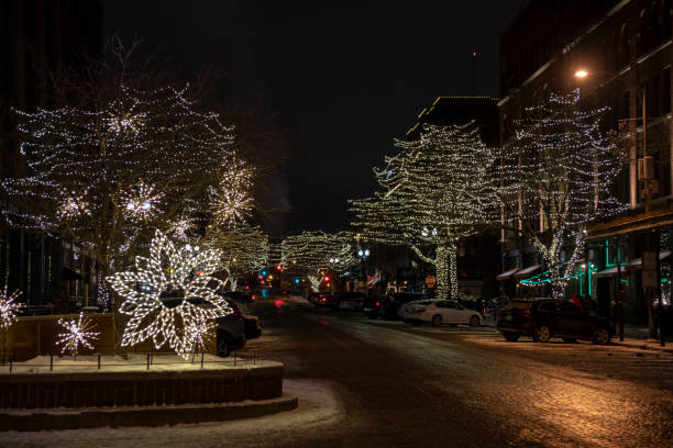 holiday lights erhellen im dezember das alte marktviertel der innenstadt von omaha - omaha nebraska nebraska night downtown district stock-fotos und bilder