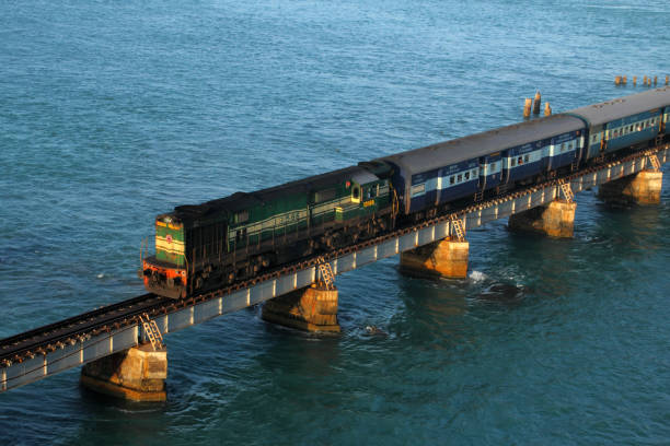 tren que se mueve a través del puente pamban - architecture blue bridge iron fotografías e imágenes de stock