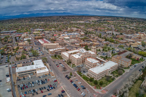 santa fe is the small capitol of the state of new mexico with buildings in the regional pueblo style - jemez mountains imagens e fotografias de stock