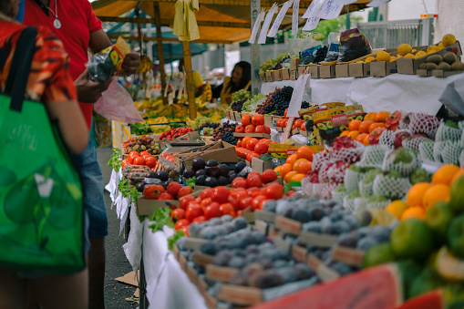 Frutas y verduras en la tienda de comestibles de la calle photo