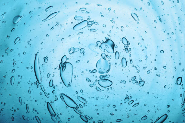 泡ヒアルロン酸化粧品ジェルと水の質感。青い背景に泡を持つゲルテクスチャ。 - dander ストックフォトと画像