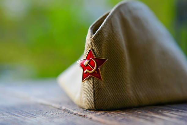 berretto da soldato russo della seconda guerra mondiale con distintivo stella rossa, sfondo del giorno della vittoria - medal bronze medal military star shape foto e immagini stock