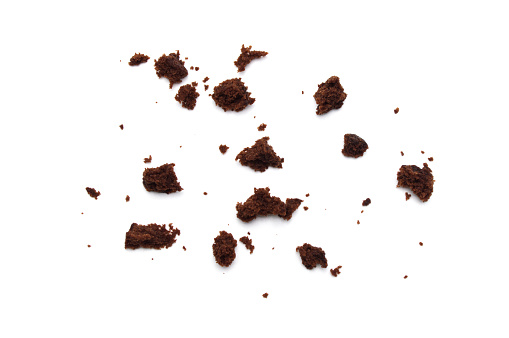 Crumbs of Chocolate brownie con coberturas de nueces de almendras en rodajas aisladas sobre fondo blanco. photo