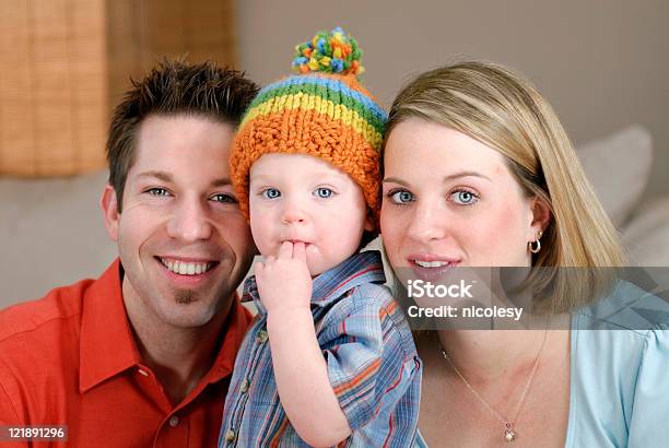 Famiglia Felice - Fotografie stock e altre immagini di Bambino - Bambino, Serio, Madre