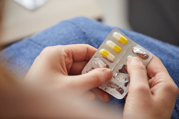 больная женщина с медициной - vitamin pill excess pill capsule стоковые фото и изображения