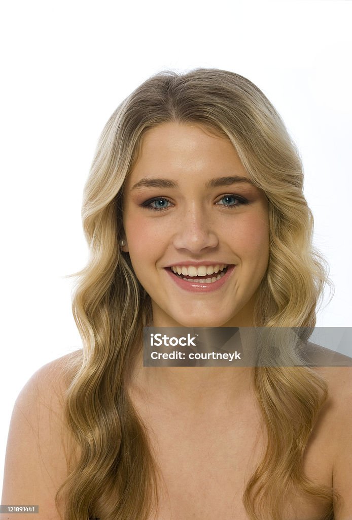 Retrato de jovem loira sorridente adolescente - Foto de stock de 16-17 Anos royalty-free