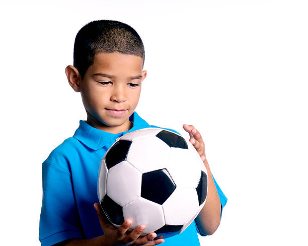 kleiner junge mit einem fußball-ball - soccer child indoors little boys stock-fotos und bilder