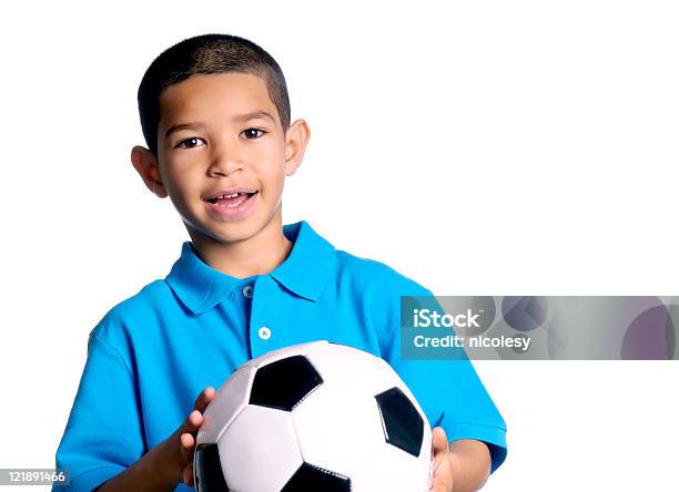 Little Boy Con Una Pelota De Fútbol Foto de stock y más banco de imágenes de Niños - Niños, 6-7 años, Fútbol