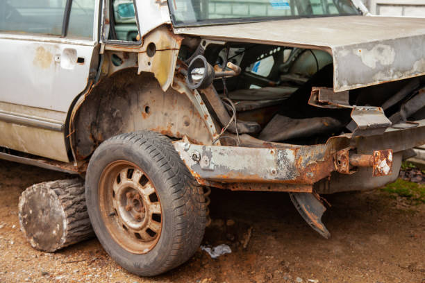 vecchia auto distrutta abbandonata. il retro di un'autovettura smontata di un produttore di massa sconosciuto - pick up truck old car traffic foto e immagini stock