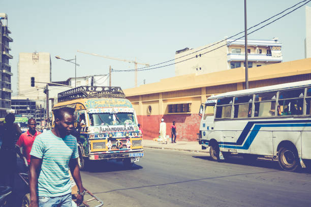 서아프리카 세네갈의 수도 다카르에서 일하고 교통하는 사람들. - editorial tourist travel destinations bus 뉴스 사진 이미지