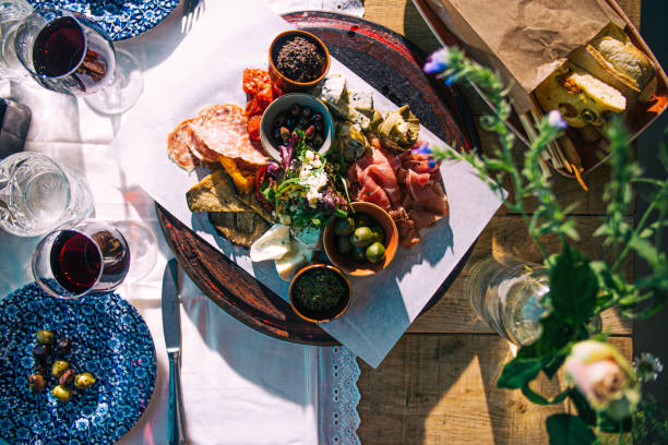 装飾されたテーブルの上においしい日当たりの良いイタリアのランチのトップビュー - appetizer bruschetta meal lunch ストックフォトと画像