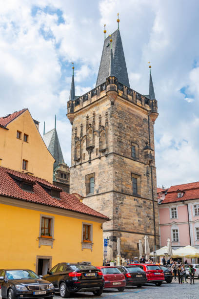 lesser town bridge tower na moście karola, praga, czechy - prague czech republic charles bridge famous place zdjęcia i obrazy z banku zdjęć