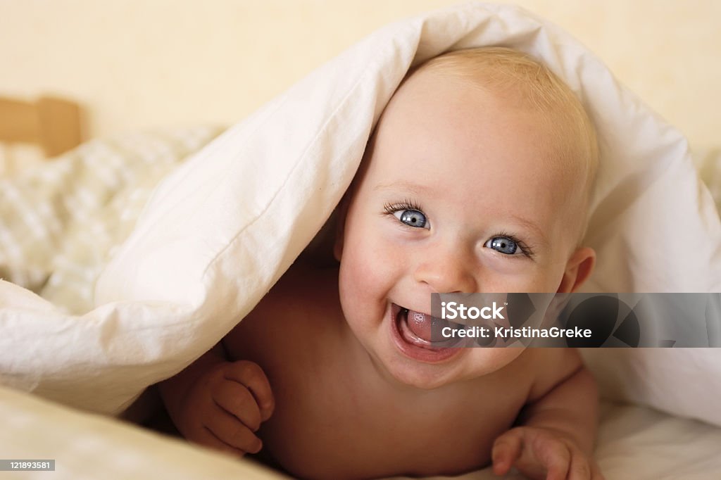 Bébé regarde sous les couvertures - Photo de 0-11 mois libre de droits