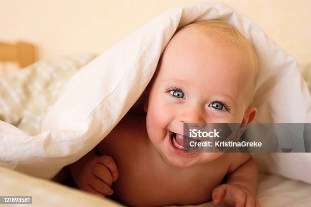 Bebé Fica De Fora Em Cobertores E Mantas - Fotografias de stock e mais imagens de 0-11 Meses - 0-11 Meses, Alegria, Bebé