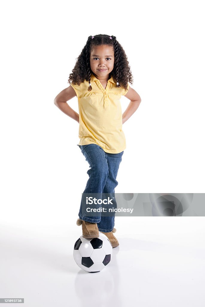 Bambina con un pallone da calcio su sfondo bianco - Foto stock royalty-free di Bambine femmine