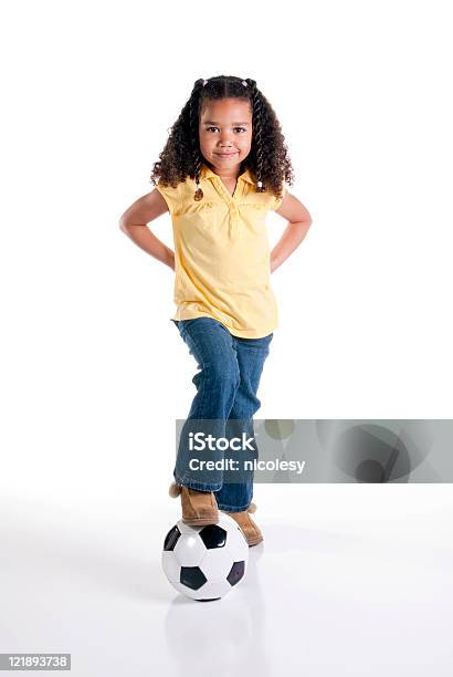 Bambina Con Un Pallone Da Calcio Su Sfondo Bianco - Fotografie stock e altre immagini di Bambine femmine - Bambine femmine, Bambino, Calcio - Sport