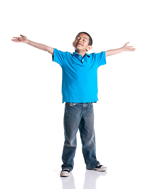 маленький мальчик с открытой руки на белом фоне - child little boys isolated standing стоковые фото и изображения