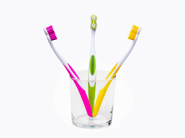 escovas de dentes em vidro - toothbrush dental hygiene glass dental equipment - fotografias e filmes do acervo
