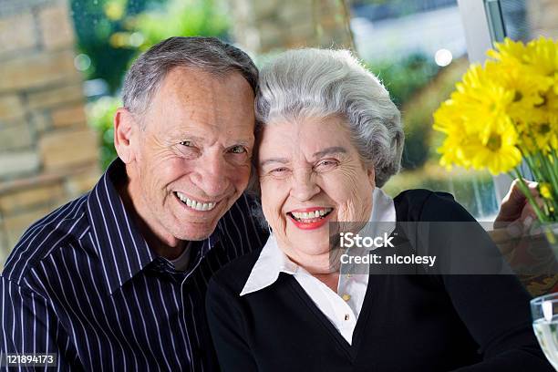 Happy Senior Paar Stockfoto und mehr Bilder von 70-79 Jahre - 70-79 Jahre, 80-89 Jahre, Aktiver Senior