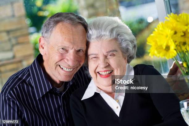 Foto de Feliz Casal De Idosos e mais fotos de stock de 70 anos - 70 anos, Adulto, Adulto maduro