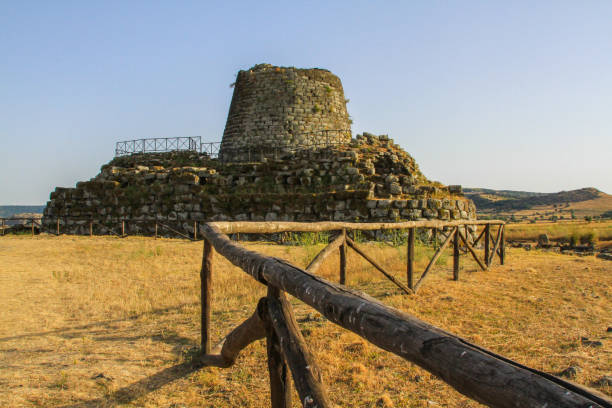 antiche rovine della sardegna - nuragic foto e immagini stock