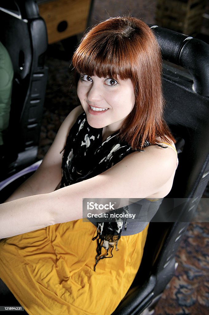 Junge Frau in einem Arcade - Lizenzfrei Bildkomposition und Technik Stock-Foto